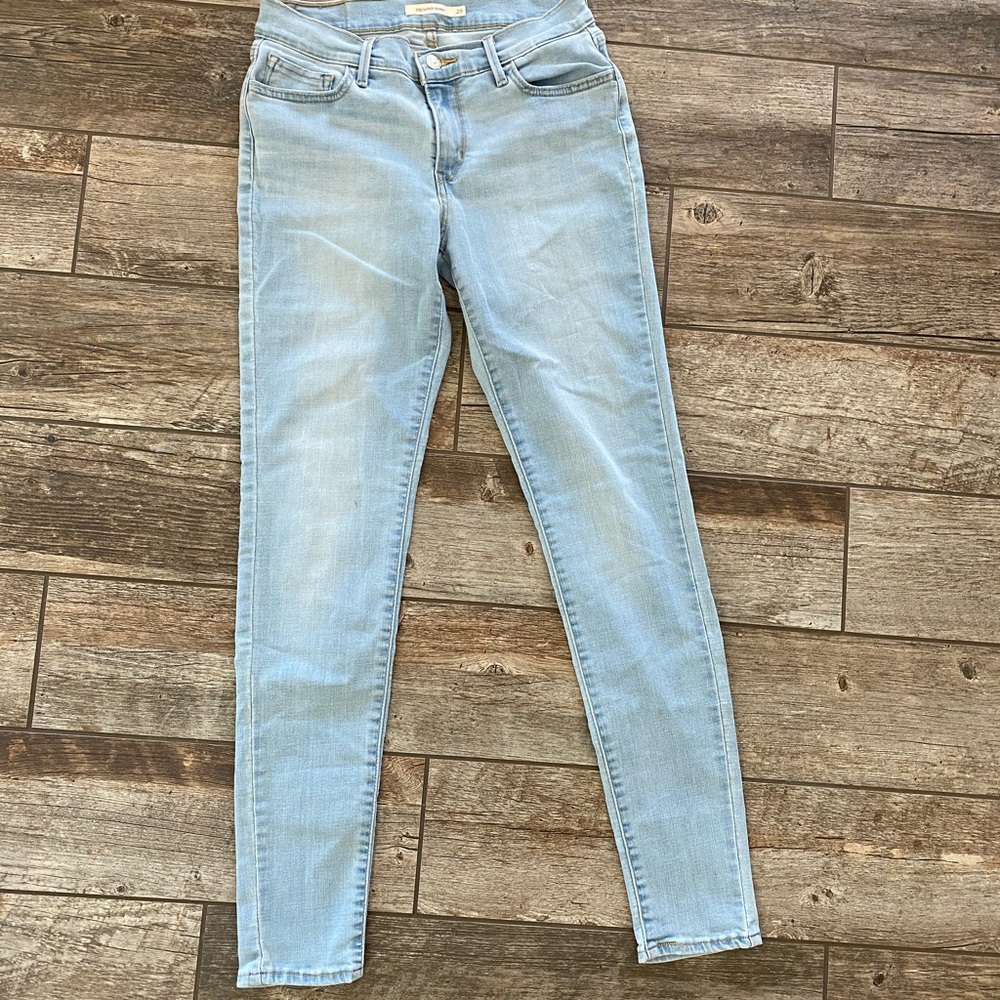 Light wash Levi’s Jeans
